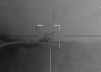 Russische Drohne vernichtet US-Haubitze in der Ukraine – Video