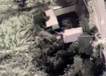 Russischer Drohnenangriff zerstört ukrainisches Panzerfahrzeug (VIDEO)