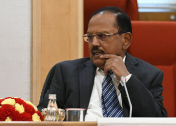 "James Bond Indiens" kommt nach Russland zu Diskussionen über Frieden in der Ukraine