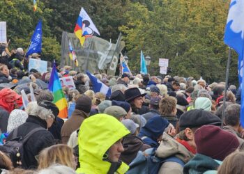 Große Friedensdemo in Berlin: SPD-Politiker Stegner wird ausgebuht, als er Russland die Schuld gibt