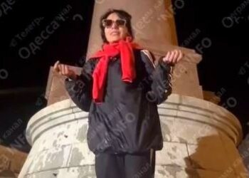 Odessa: Frau mit der russischen Fahne lebt und steht unter Hausarrest