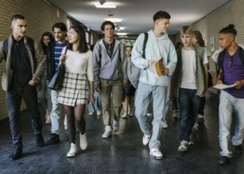 Shell-Jugendstudie 2024: Kriegsangst auf Rekordhoch, Russophobie auch