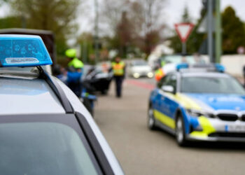 Versuchtes Tötungsdelikt ‒ Mann attackiert Bekannten erst mit dem Auto und dann mit dem Messer