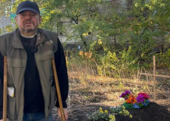 "Leichen noch nicht geräumt": Russische Soldaten helfen Zivilisten im befreiten Ukrainsk