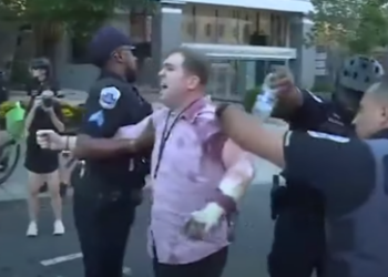 "Wir verbreiten Desinformation" – Fotojournalist zündet sich in der Nähe des Weißen Hauses an