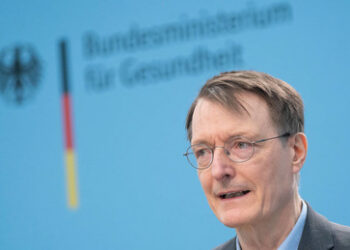 Lauterbach erfreut: Beitrag zur Pflegeversicherung wird angehoben