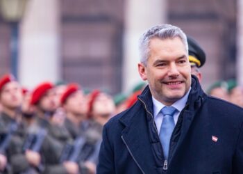 Österreichs Kanzler als Brückenbauer: Nehammer spricht mit Trump über Russland