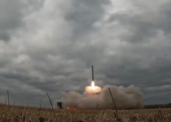 Russische Truppen greifen Militäranlagen in gesamter Ukraine an