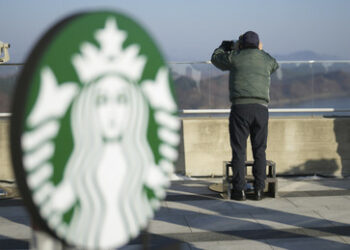 Starbucks-Filiale nahe Grenze: Tasse Kaffee mit Blick auf nordkorianisches Dorf