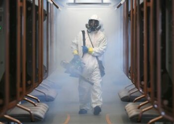 Virusforscher: Straßendesinfektion während der Pandemie war ein Riesenfehler ‒ und eine Zeitbombe