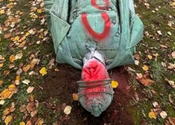 "Antikolonialistische Aktion": Bismarck-Denkmal in Frankfurt geschändet und gestürzt