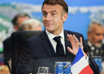 "Politik der zwei Stühle": Sacharowa über Handschlag zwischen Macron und Lawrow