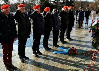 Antifaschistische Traditionspflege: NVA-Fallschirmjäger gedenken in Berlin des Unbekannten Soldaten