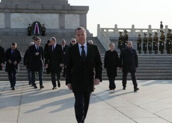 Dmitri Medwedew zu Arbeitsbesuch nach China gereist