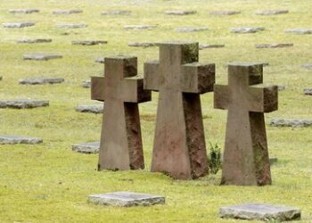 Empörung nach Polizeieinsatz in Halbe: Beamte entsorgen 5.500 Grablichter in Abfallcontainer