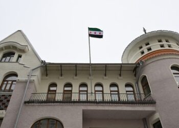 Flagge der syrischen Opposition über Botschaft in Moskau gehisst