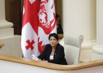 Georgiens Präsidentin Surabischwili fordert Neuwahlen und droht mit Sturz der Regierungspartei