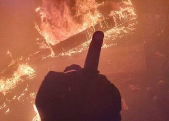 Militante verbrennen Sarkophag von Assads Vater im Familienmausoleum