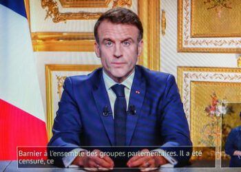 Regierungskrise in Frankreich: Macron klammert sich an die Macht