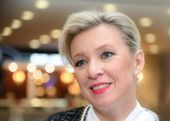 Sacharowa über den Flug russischer Diplomaten in die USA