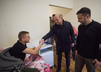 Scholz posiert mit ukrainischem Soldaten für Fotos ‒ dieser ist ein Neonazi