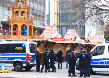 Schwer bewaffnete Polizisten und Betonbarrieren: Weihnachtsmärkte im Ausnahmezustand