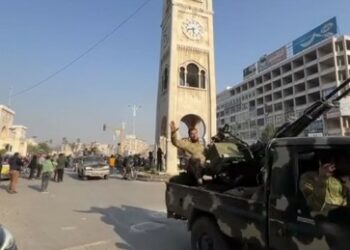 Syrien: HTS-Terroristen dringen in wichtige Stadt ein – Hunderttausende auf der Flucht (Video)
