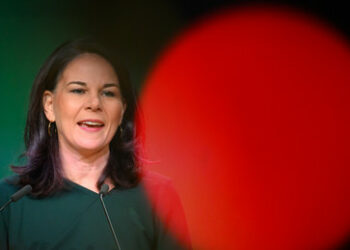 "1,3 Milliarden Menschen in Europa" ‒ dpa vertuscht Baerbock-Panne