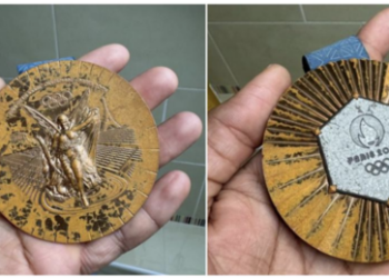 "Paris 1924": Französische Schwimmer machen sich über ihre korrodierten Olympiamedaillen lustig