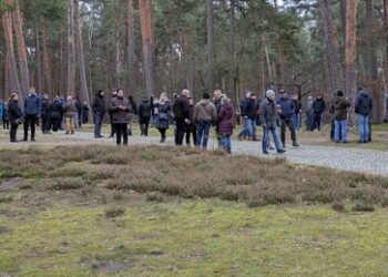 Besucheransturm auf Soldatenfriedhof Halbe nach Polizeieinsatz – Grabkerzen erneut aufgestellt