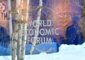 Gedanken des Balkonisten – Von Kriegstreibern und Höhenflügen im Schweizer Käse