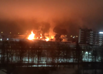Großbrand auf Azetonfabrikgelände im Gebiet Leningrad (Video)