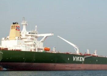 Manövrierunfähiger Tanker wird nach Rügen geschleppt