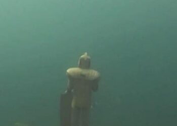 Ritterfigur im Baikalsee: Staatsanwaltschaft lässt Kunstobjekt entfernen