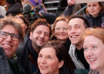 "Schauriges Grinsen drei Tage nach den Morden": Shitstorm nach Grünen-Selfie bei Demo "gegen rechts"
