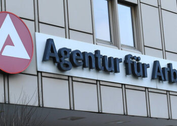 Behördenirrsinn: Jobcenter fordert, dass Firma Flüchtlingen mehr bezahlen muss als Deutschen