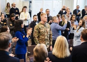 Dänische Politiker applaudieren Mitglied ukrainischer Neonazi-Einheit