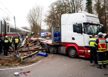 Hamburg: ICE-Crash mit Sattelzug führt zu einem Toten und Verletzten