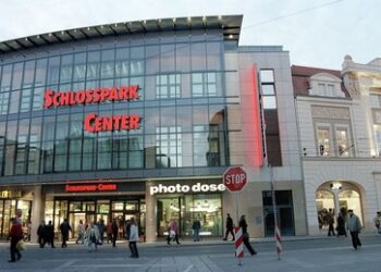 Messerangriff in Schwerin: 17-jähriger Afghane stirbt, Täter weiterhin auf der Flucht