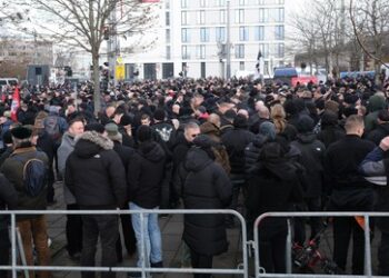 "Gedenken" zum 13. Februar in Dresden: Rechter Trauermarsch trifft auf Antifa