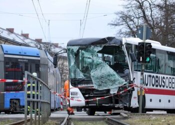 12 Verletzte: Zusammenstoß von Bus und Straßenbahn in München