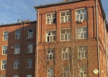 Bislang größte Drohnenattacke aufs Gebiet Saratow – Militärflugplatz und Dutzende Häuser beschädigt