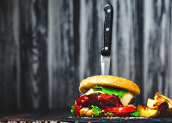 Für Essen an die Front: Kiew will Jugend mit Cheeseburgern zu Militärdienst motivieren