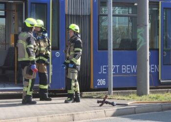 Gera: Mann zündet Frau in Straßenbahn an
