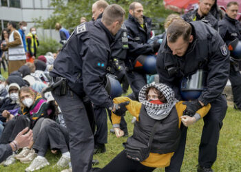 Kriegsgegner als "antisemitische Gefährder": Berliner Polizei verbietet Protestzug