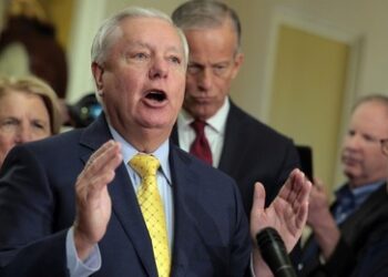 US-Senator droht Moskau bei Nicht-Gefolgschaft: Werden Russland "windelweich sanktionieren"