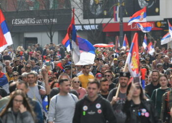 Wie Moskau Belgrad im Kampf gegen die Farbrevolution unterstützt