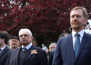 Gedenken in Torgau: Buhrufe für Kretschmers Worte an russischen Botschafter