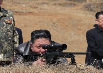 Kim Jong-un inspiziert Trainingszentrum für Spezialeinheiten und testet neues Scharfschützengewehr