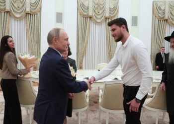 Putin empfängt befreite Hamas-Geiseln im Kreml